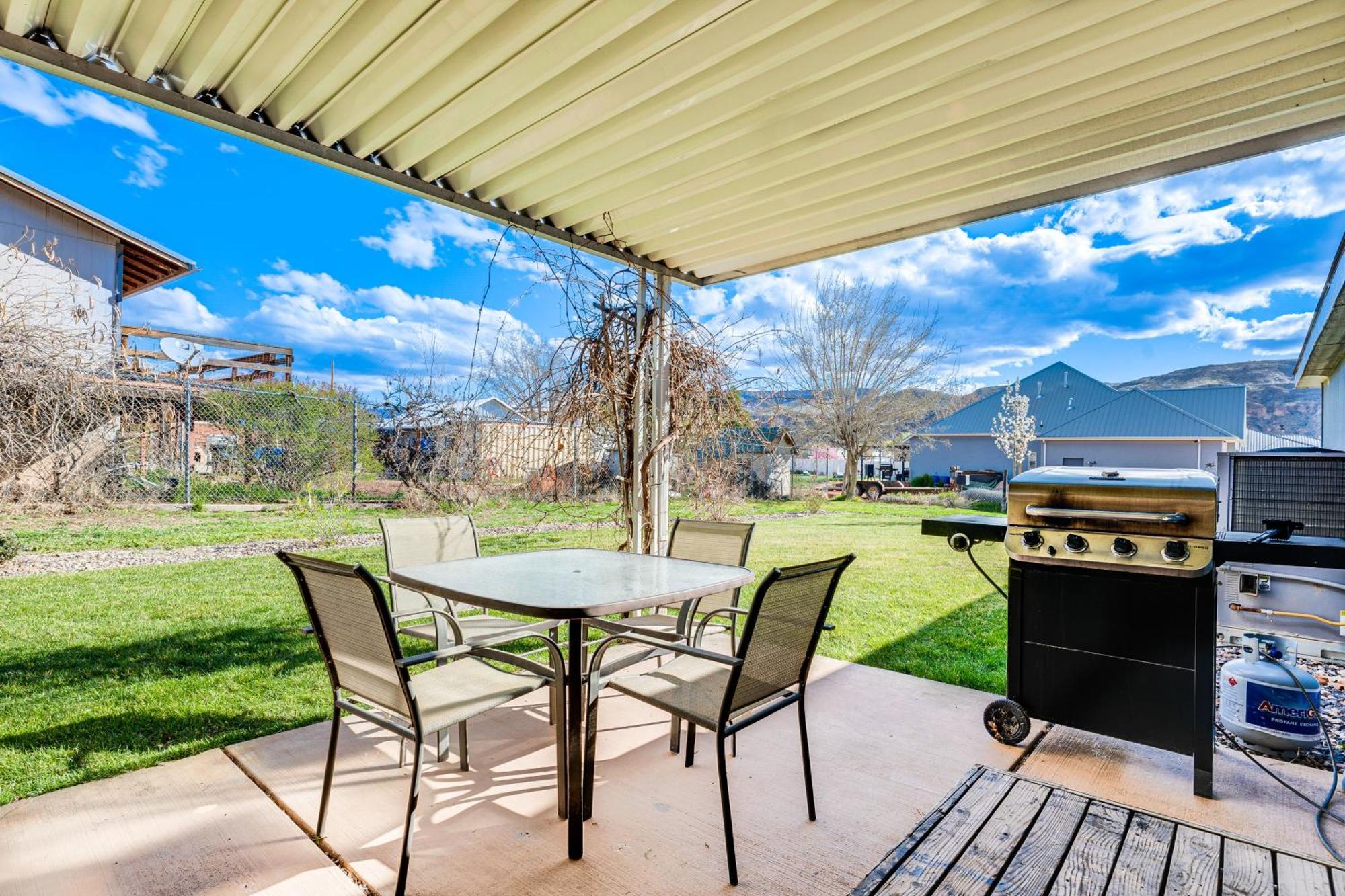 La Verkin Home With Yard, Covered Patio And Grill Exterior photo